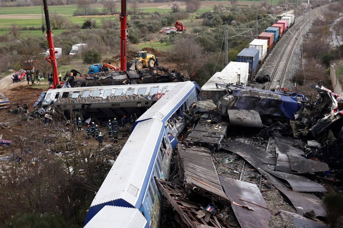 Choque de trenes deja 36 muertos en Grecia