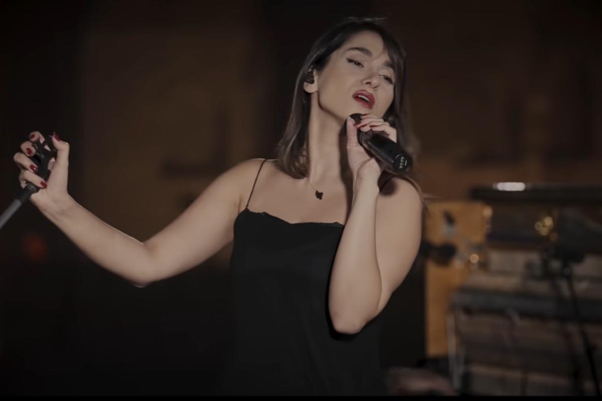 ¿Quién es Parastoo Ahmadi, la cantante condenada a 74 latigazos en Irán?