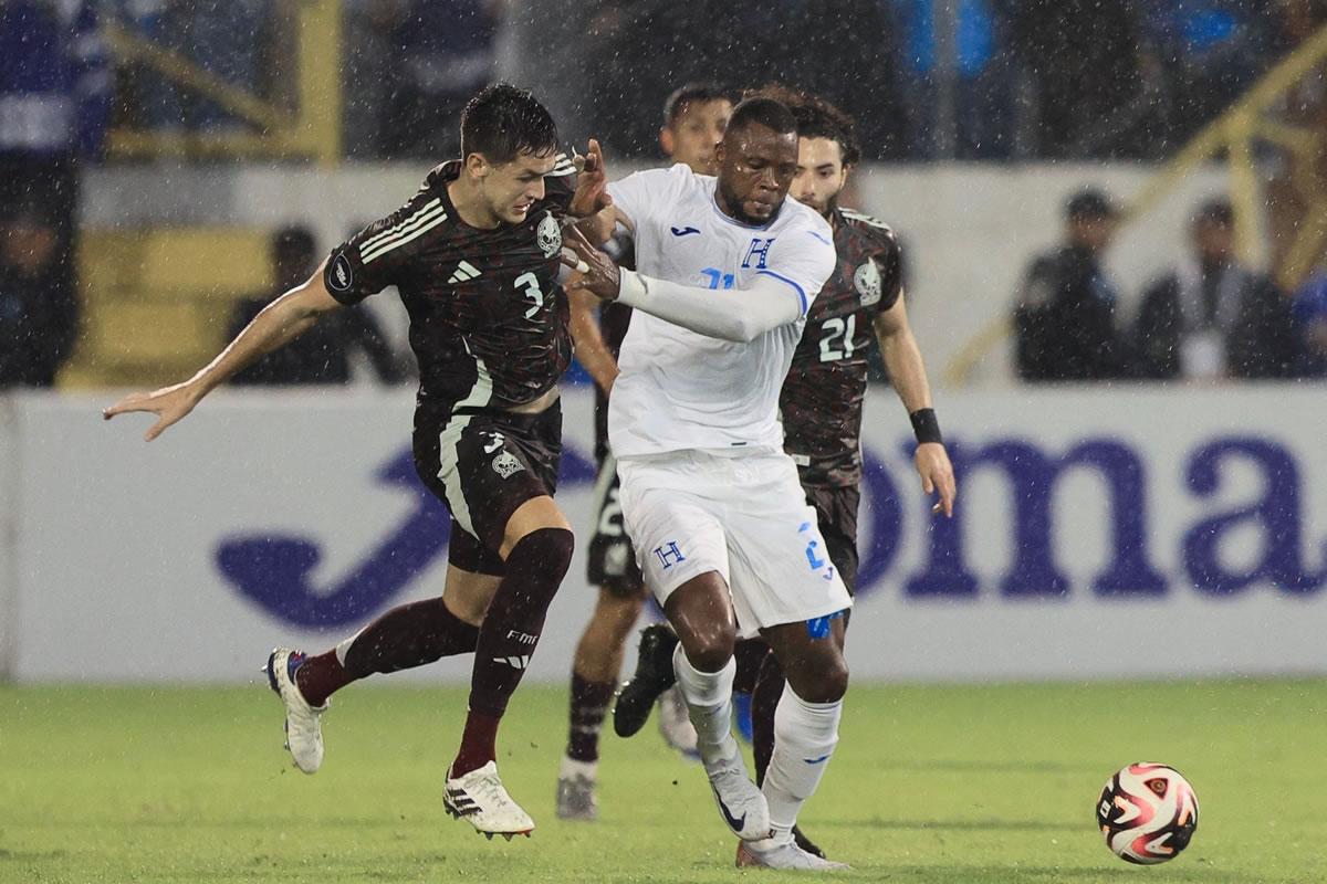 Yustin Arboleda debutó con la Selección de Honduras y disputó cada balón ante César Montes.