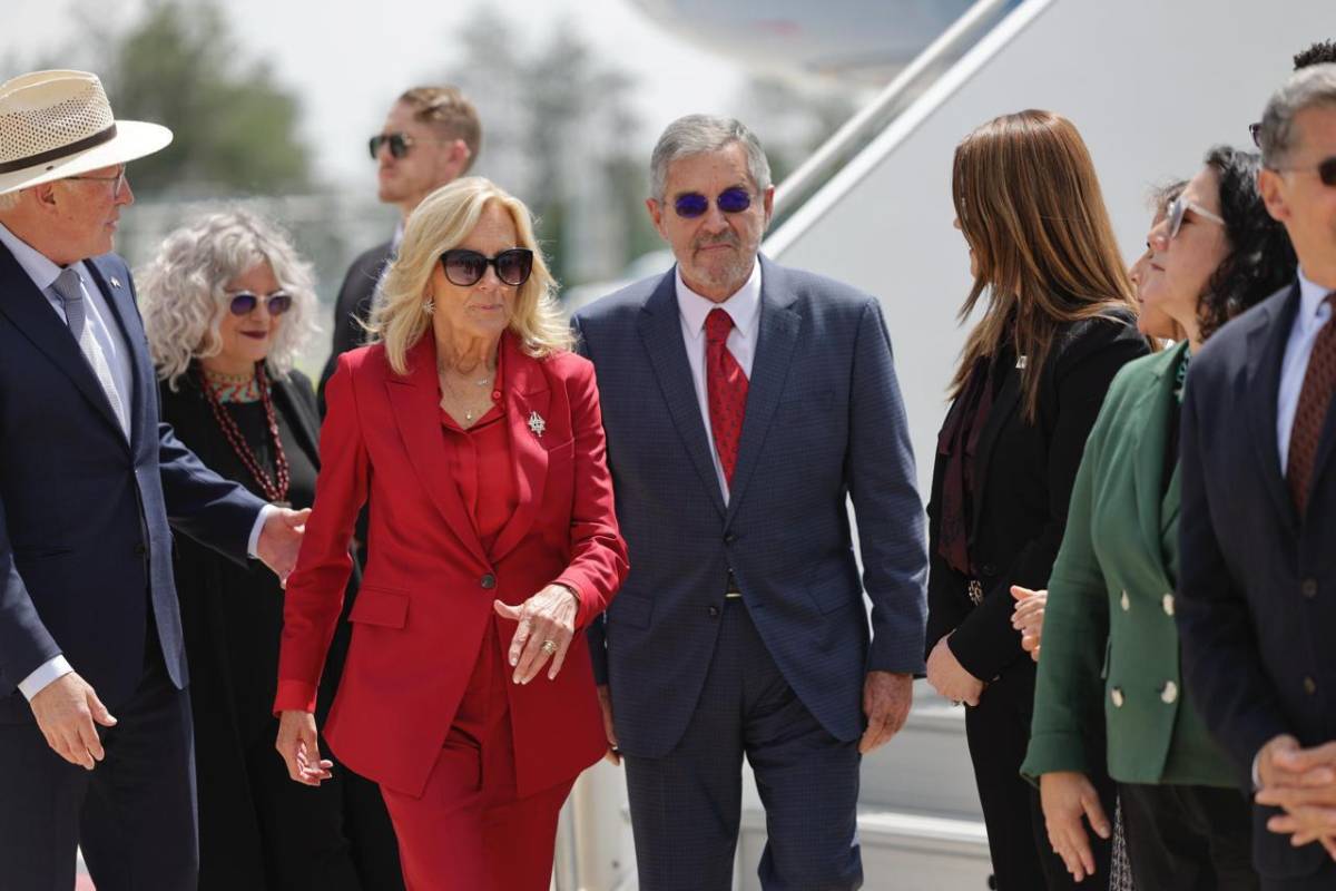 Comitiva estadounidense que acompaña a la primera dama, Jill Biden, en la toma de posesión de Claudia Sheinbaum en México.