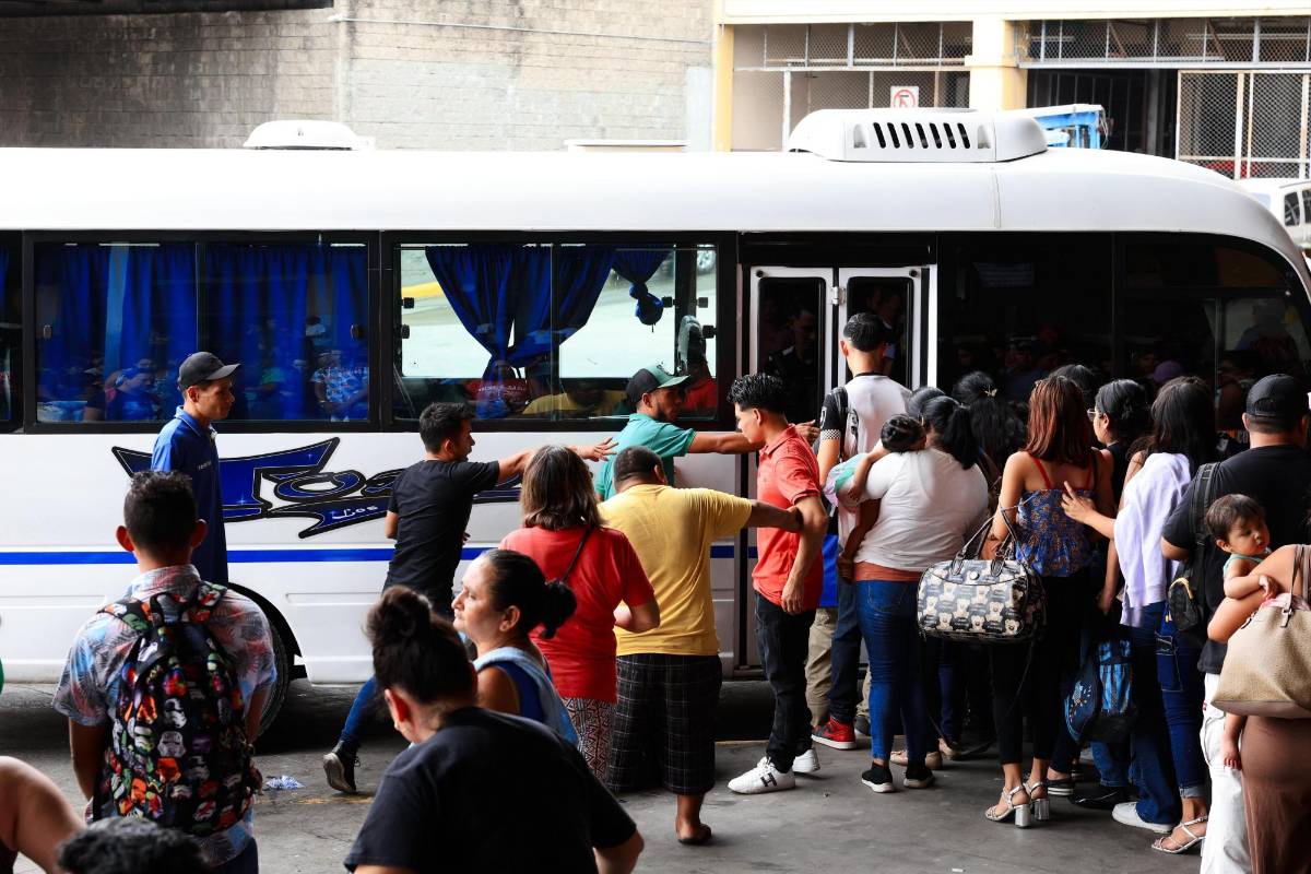 Autobuses a máxima capacidad por masiva salida de viajeros en Semana Santa