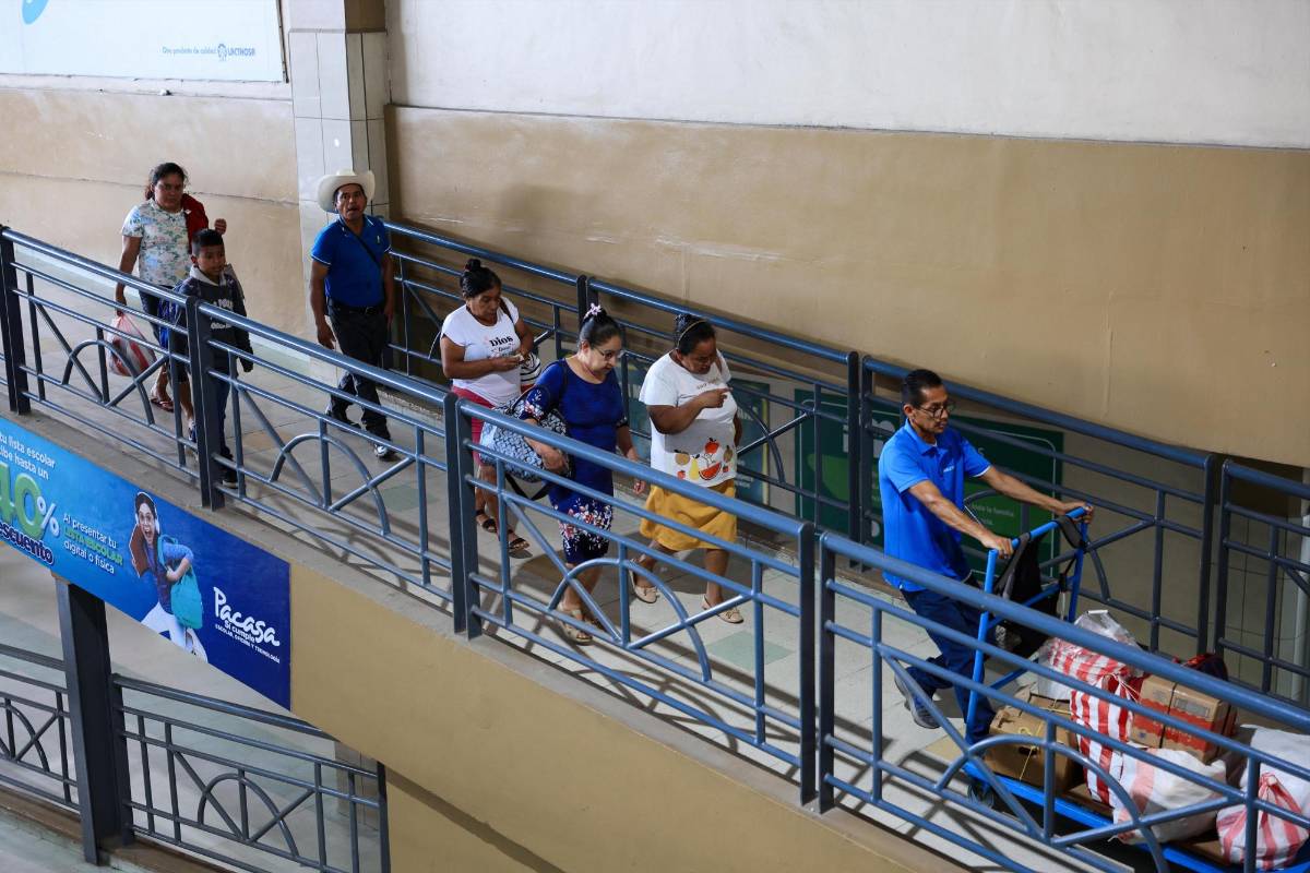 Autobuses a máxima capacidad por masiva salida de viajeros en Semana Santa