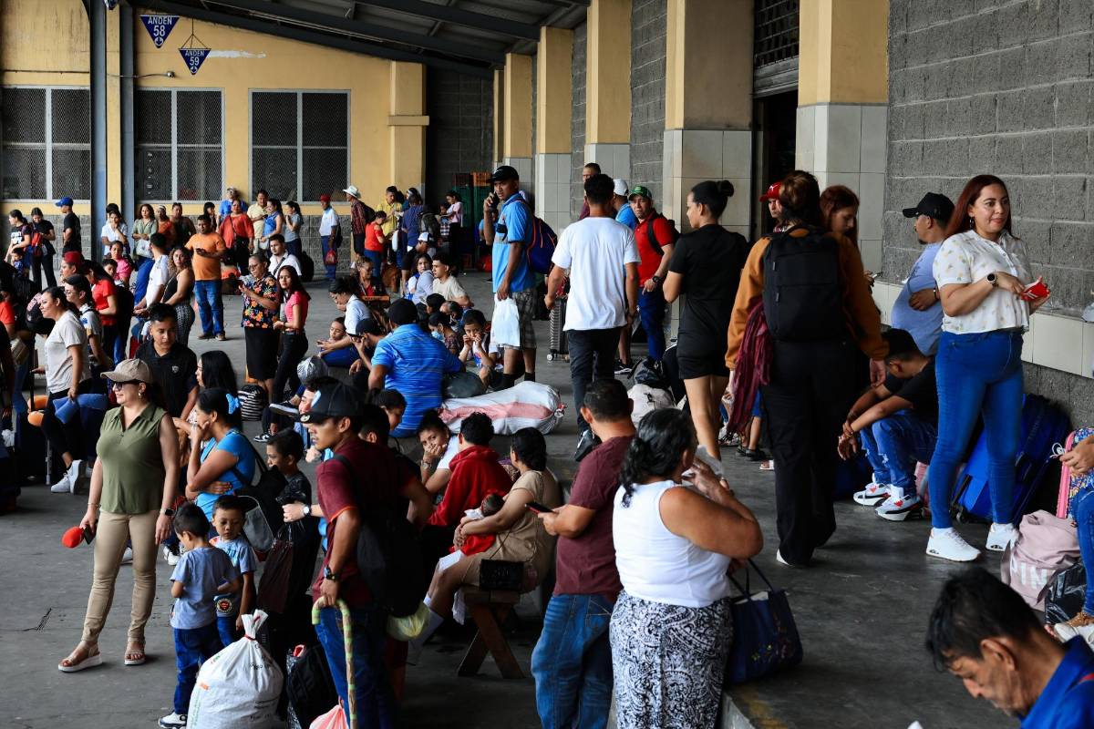 Autobuses a máxima capacidad por masiva salida de viajeros en Semana Santa