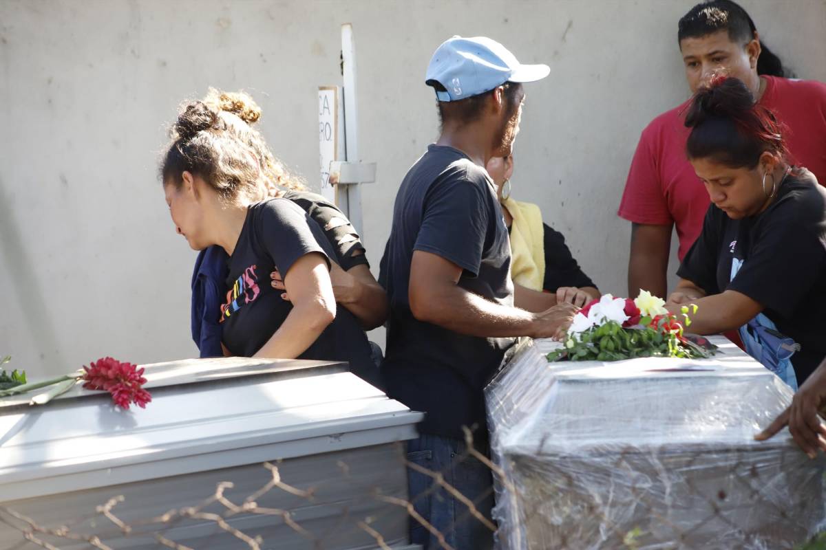 Dolor e impotencia en el último adiós a hermanos víctimas de masacre