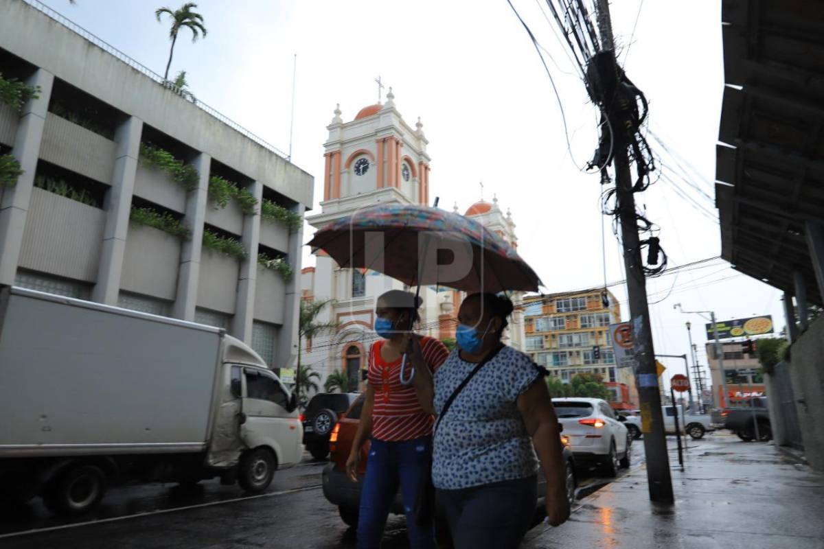 Desplazamiento de humedad continúa generando lluvias en tres regiones de Honduras