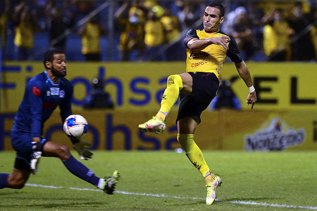 Omar Rosas no pudo superar a Edrick Menjívar, que no encajó gol en la final.