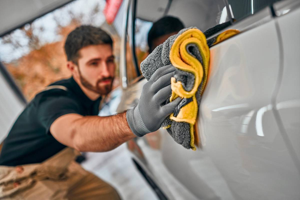 Evita el uso de paños secos al limpiar el auto, pues podrían dañar la pintura del auto.
