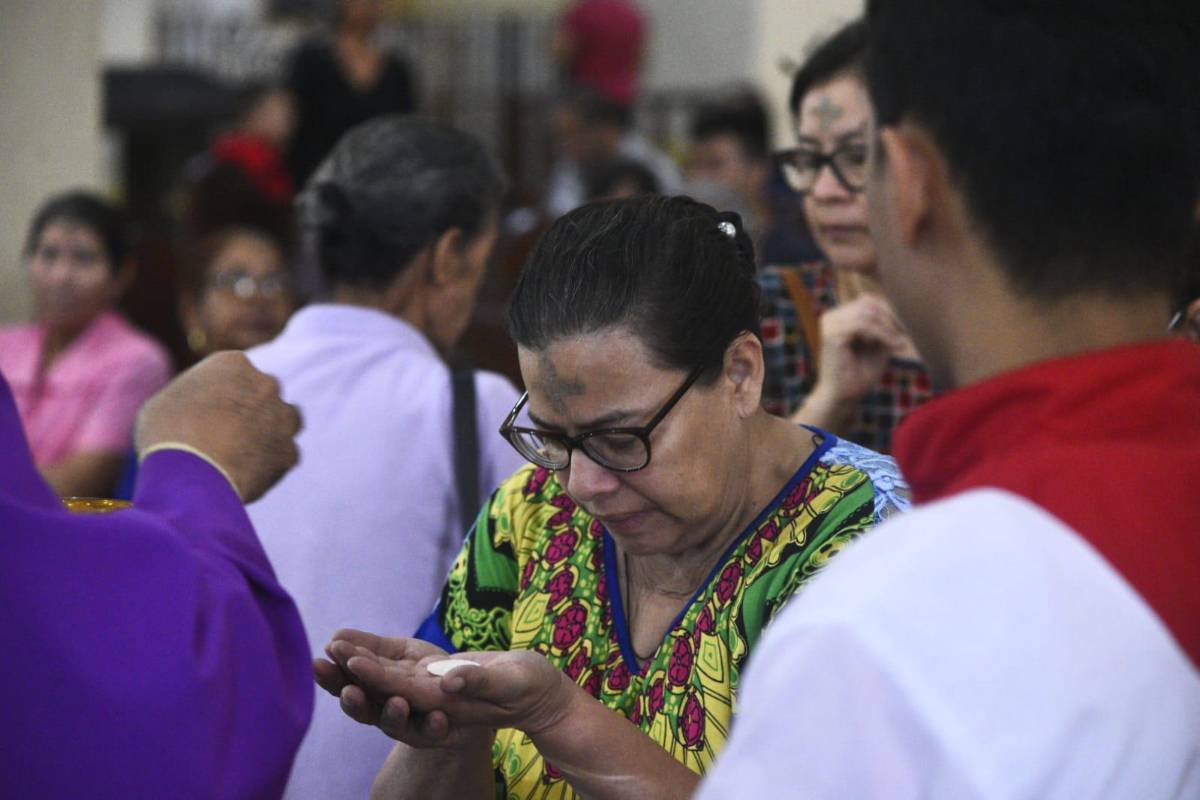 Decenas de sampedranos acudieron a la misa antes de ir a sus trabajos.