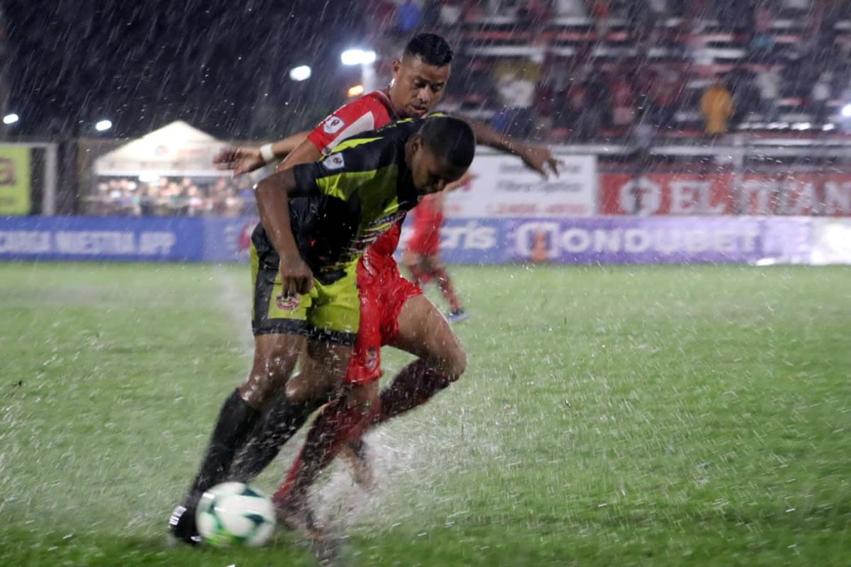 Con lluvia. El duelo se vio afectado y tuvo pocas ocasiones de gol.