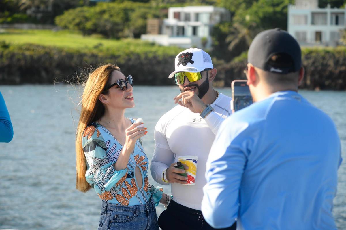 Ana Suazo disfrutando junto a Milthon Chávez