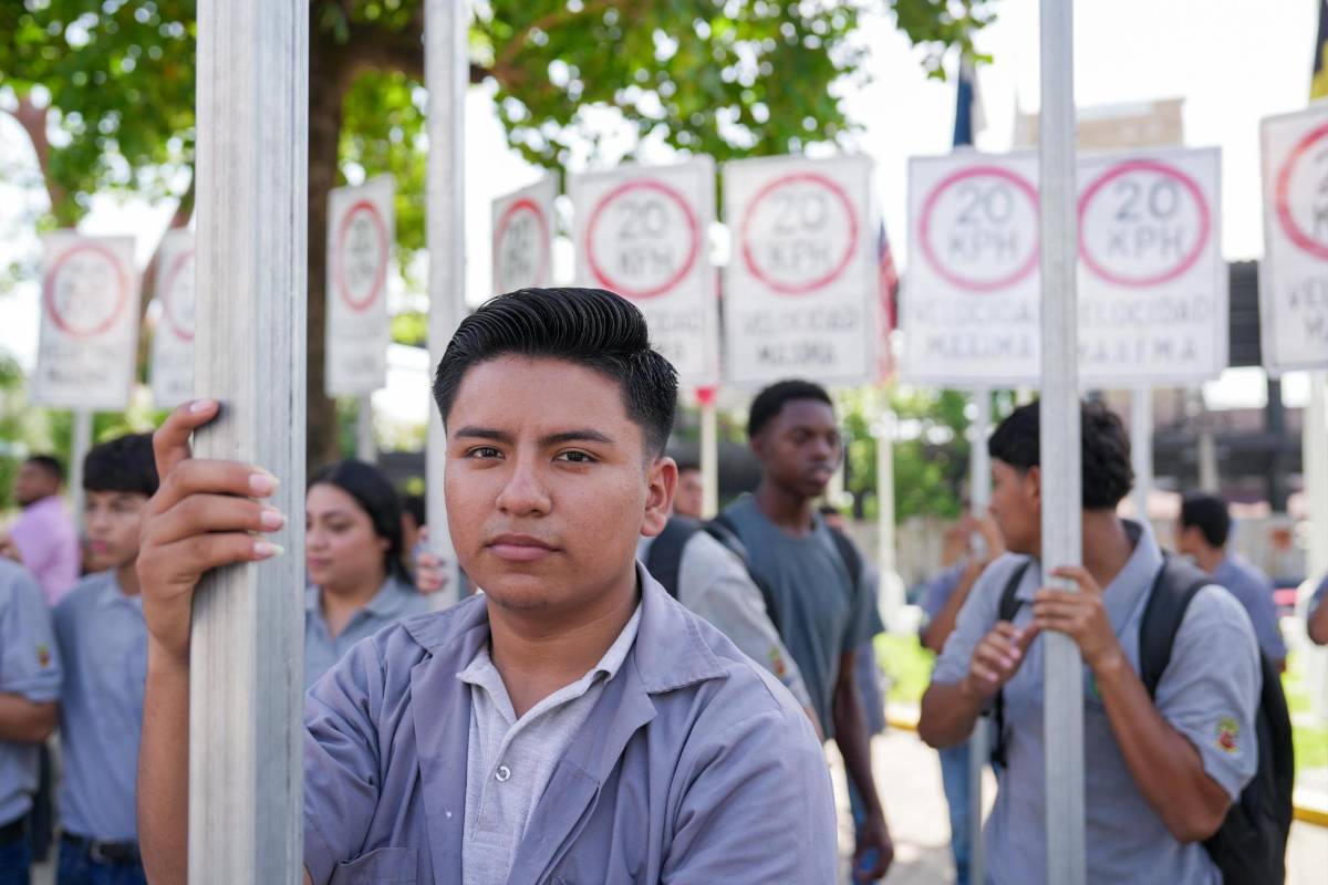Estudiantes de centros técnicos fabrican rótulos con señales de tránsito en SPS
