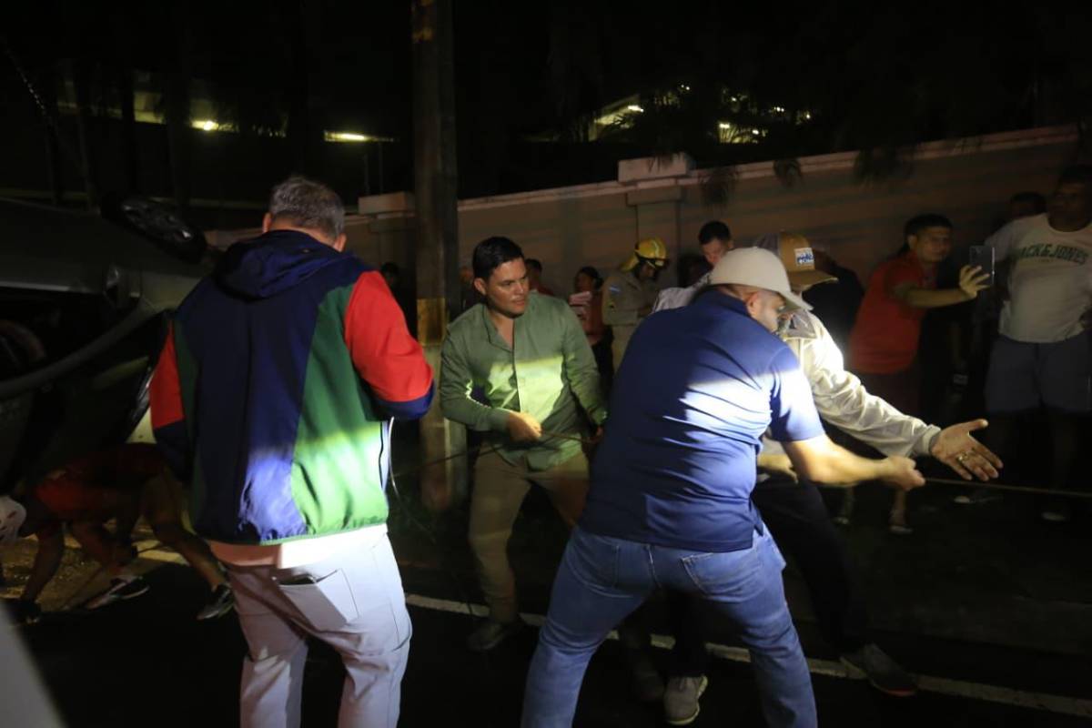 Retiran vehículo que cayó en socavón por fuertes lluvias en SPS
