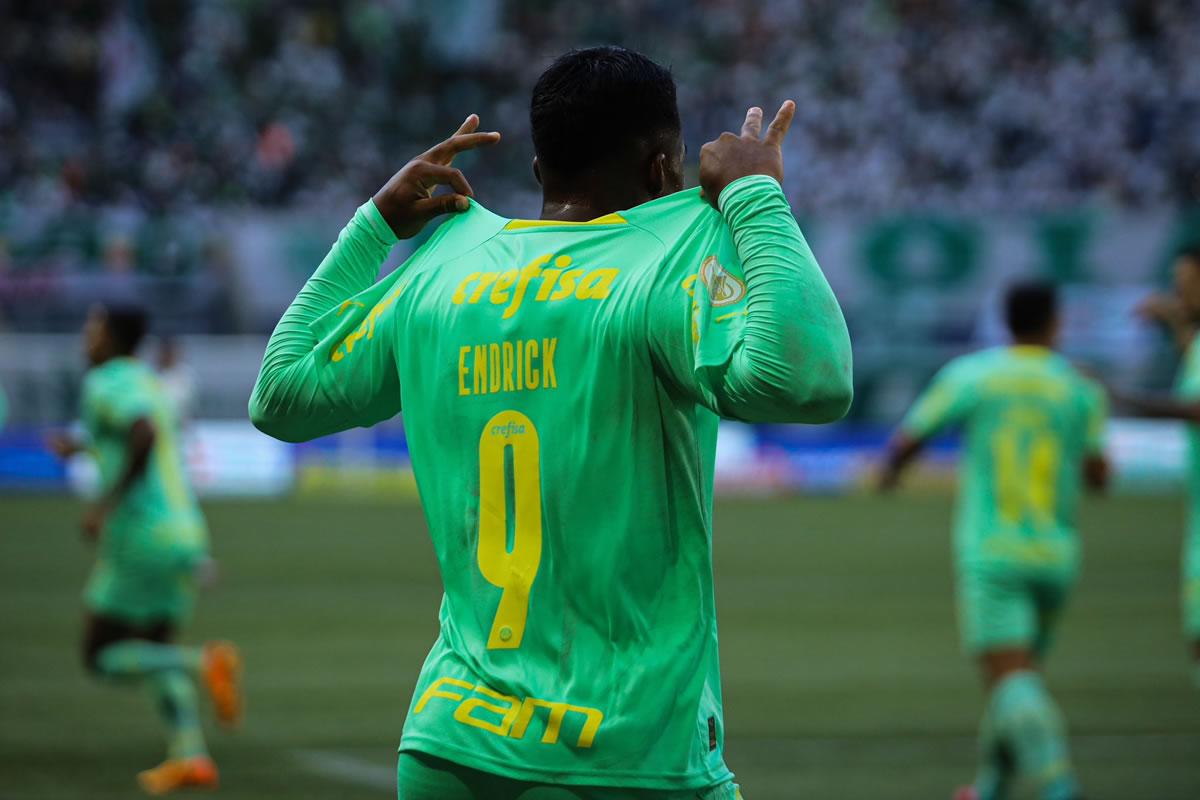 Endrick celebrando su gol en el inicio del Campeonato Brasileño de 2023.