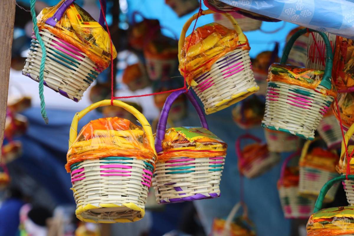 Miles de devotos cumplen promesas y peregrinan al Cristo Negro de Quezailica