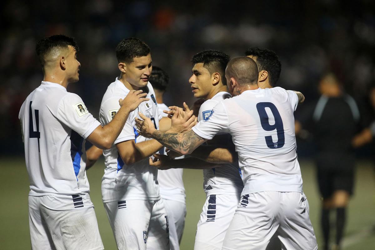 Jugadores de Guatemala celebrando en la victoria sobre Montserrat.