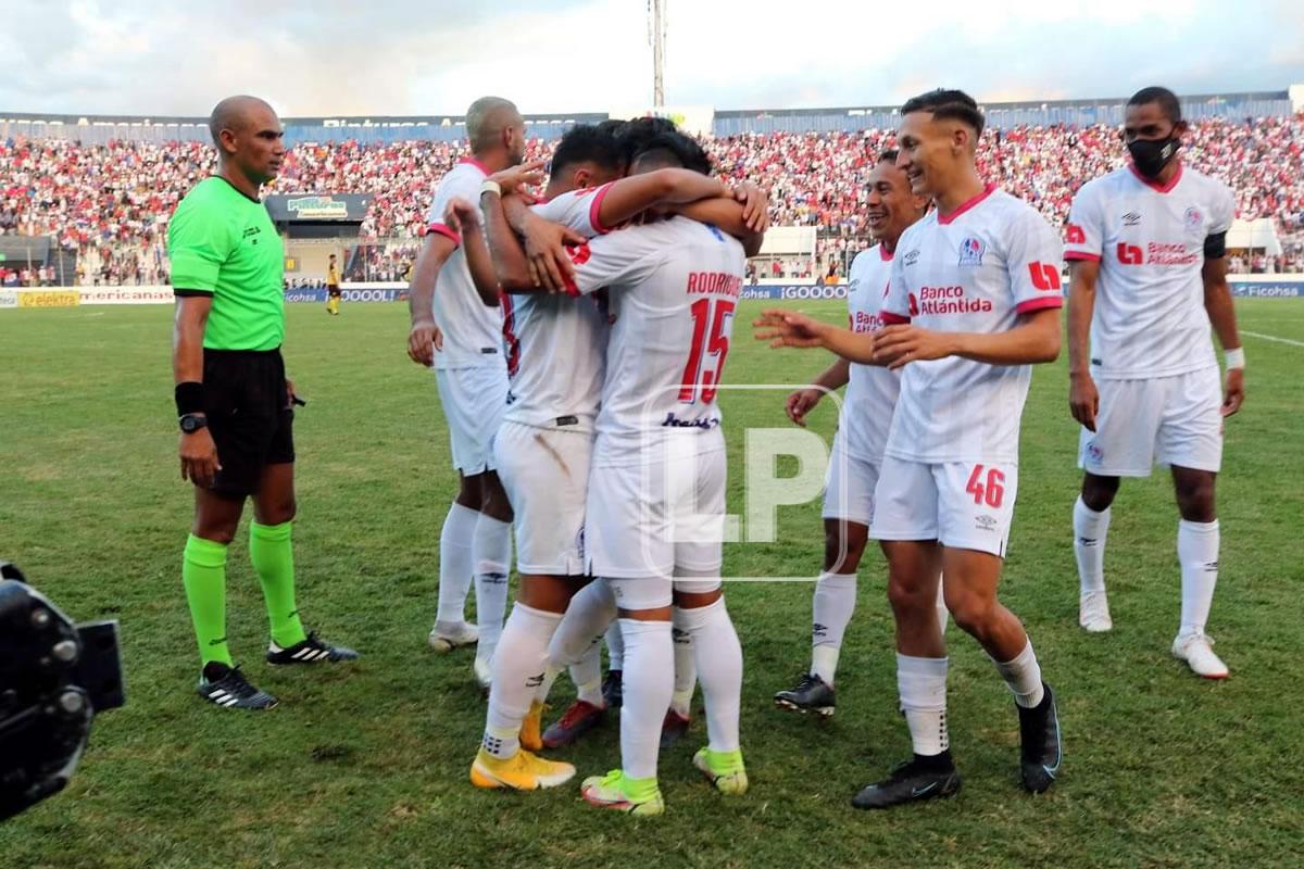 Los jugadores del Olimpia celebrando el segundo golazo de Jorge Álvarez.