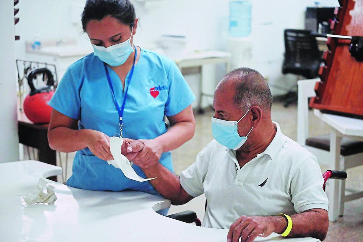 El centro Teletón de San Pedro Sula, el segundo más grande del país, atiende un promedio mensual de ocho mil personas, entre adultos y niños. Unas 300 llegan por primera vez en este período.