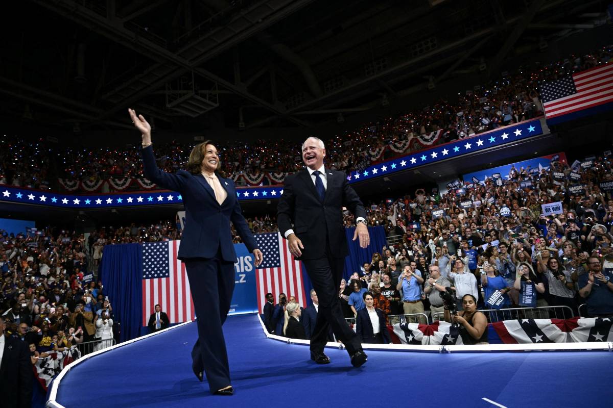 Entusiasmo y esperanza entre los demócratas en el primer mitin de Kamala Harris y Tim Walz