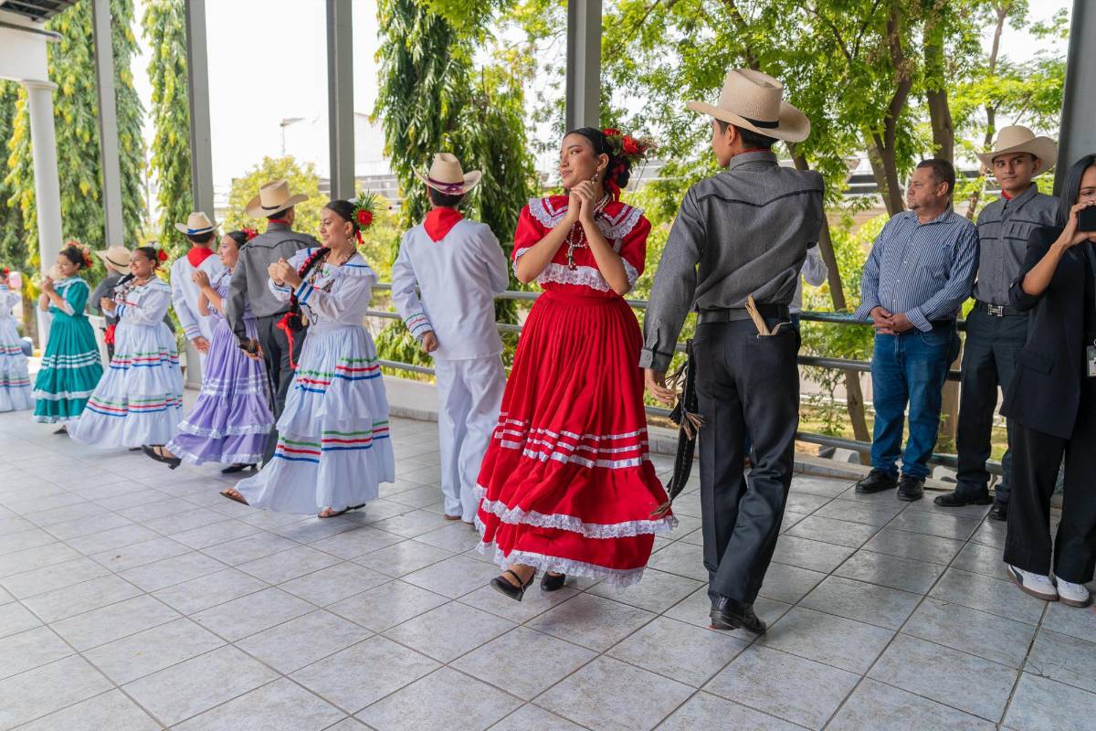 Así estuvo la visita de Miss Universo 2024 al museo El Pequeño Sula