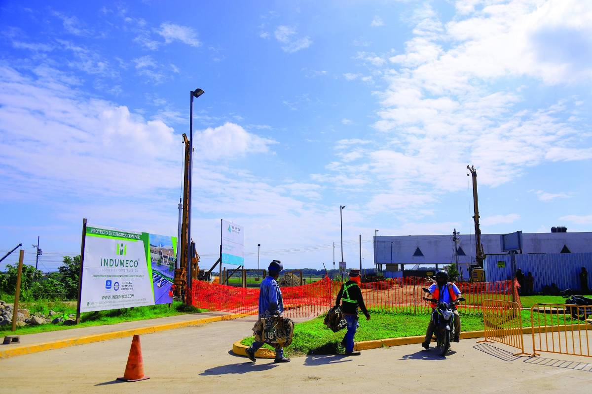 Las terminales A y B se están ampliando hacia los lados.