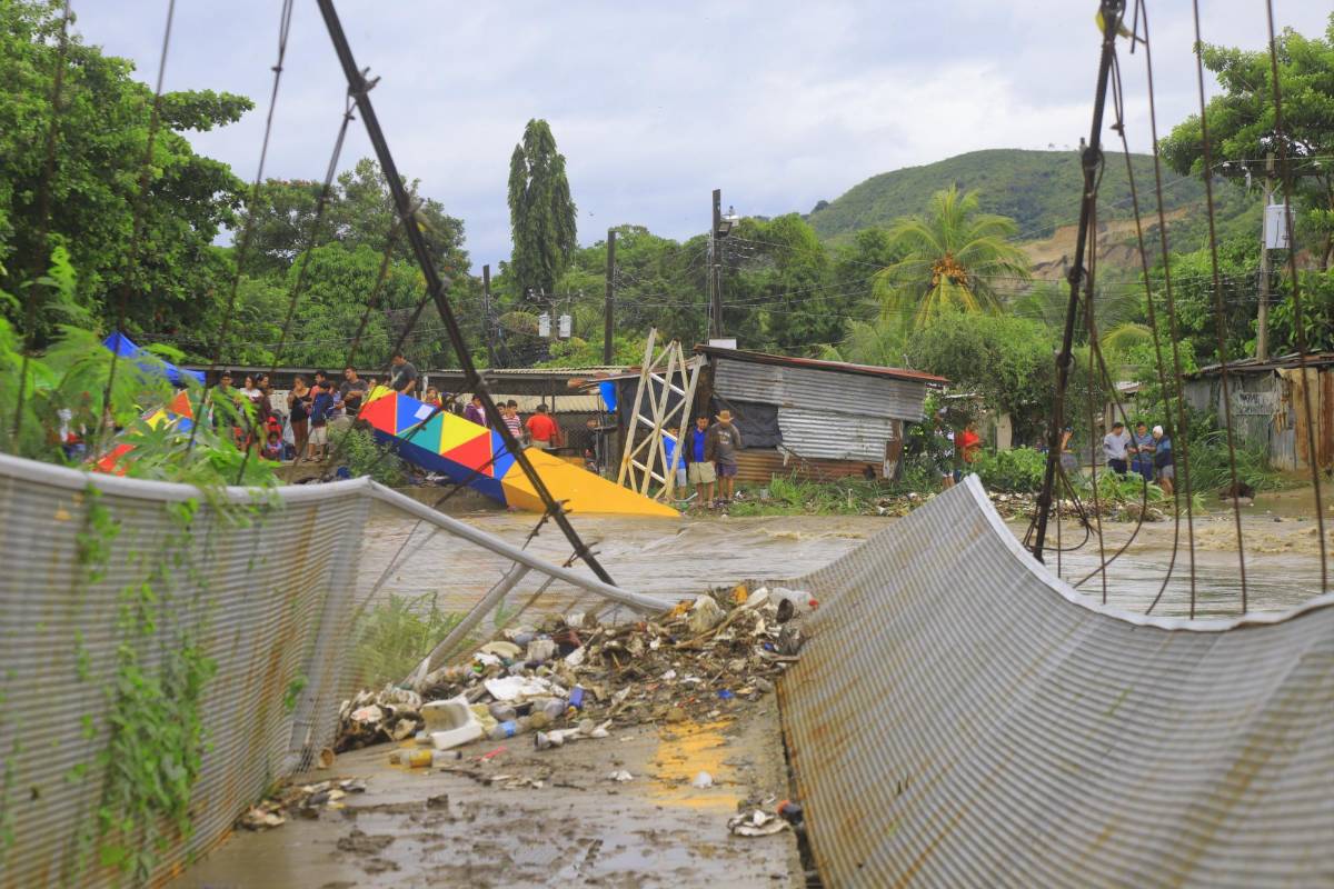 Triste relato de padre hondureño que perdió todo con Sara: “En 10 minutos el agua llenó mi casa”