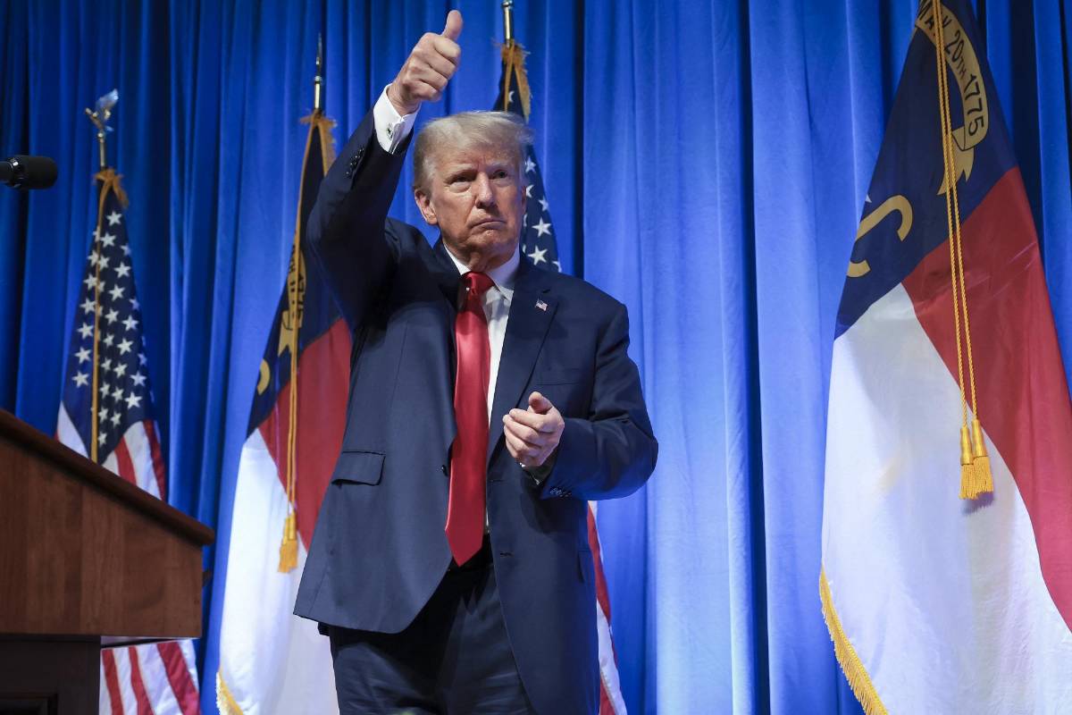 Trump repite sus mentiras sobre “una caza de brujas” en su primer mitín tras ser imputado