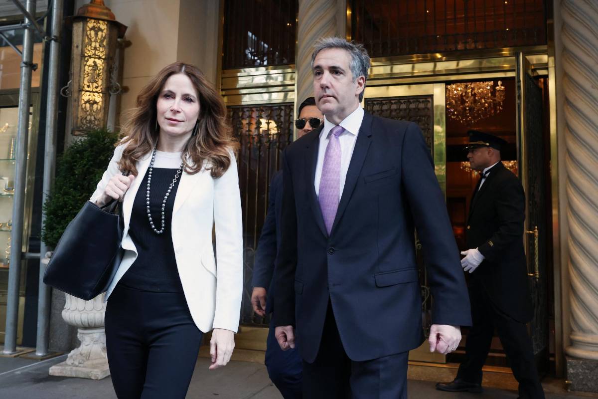 Cohen admite que robó 30,000 dólares a Trump en un juicio que se alarga una semana más