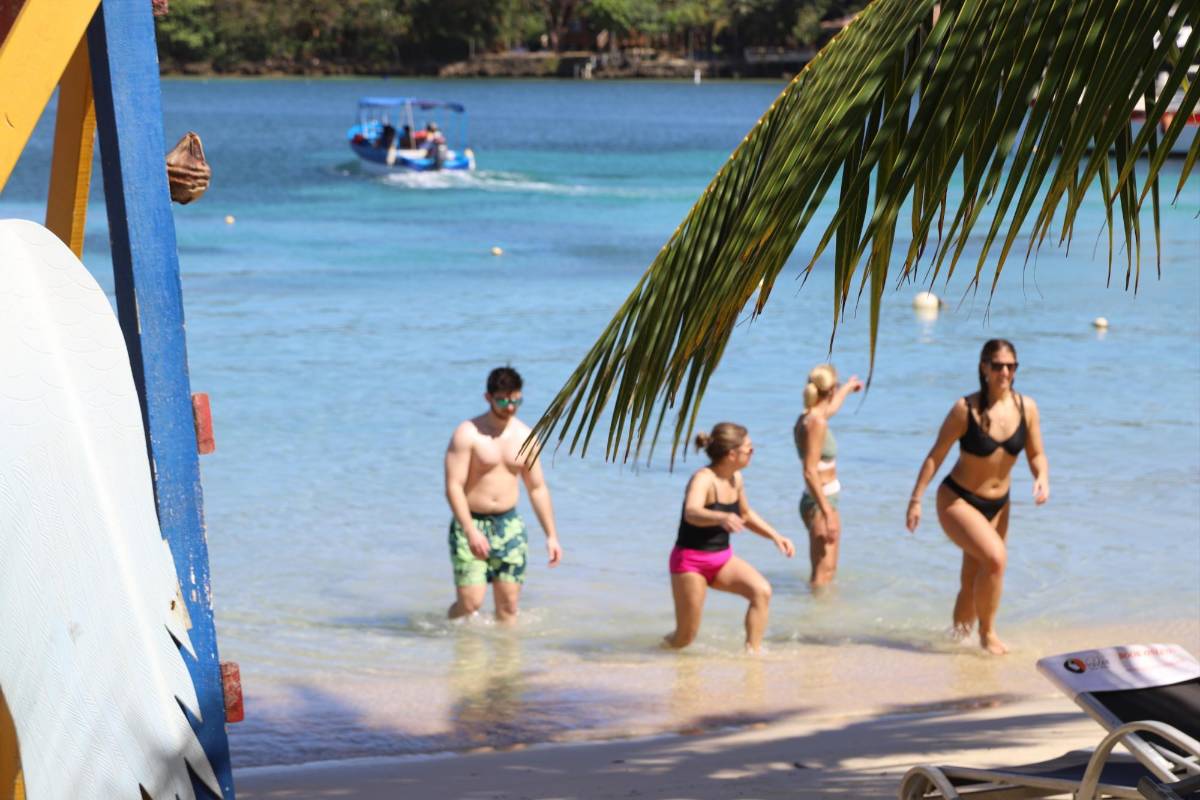Roatán se mueve entre gigantescos cruceros, turismo de aventura y hermosas mujeres