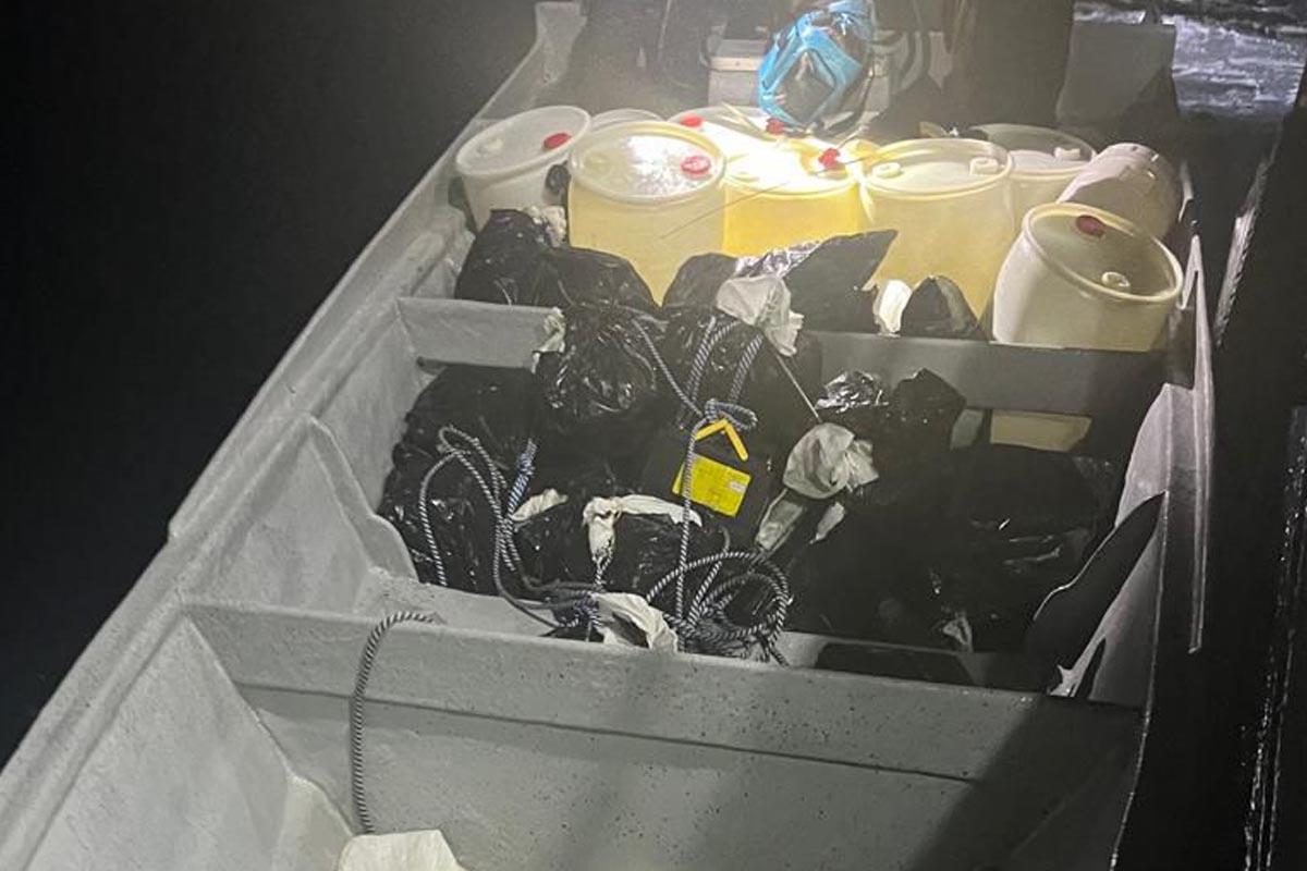 Fardos de supuesta droga decomisados en la lancha rápida.