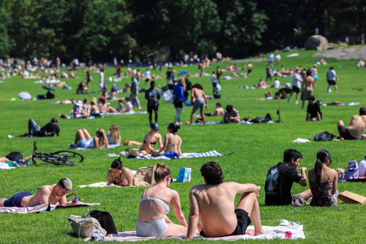 Los neoyorquinos disfrutan del clima con picnis en el feriado largo por el Memorial Day.