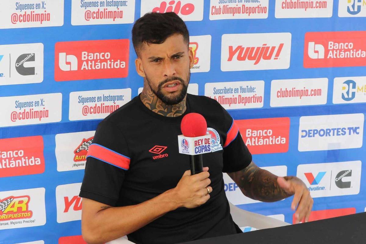 Gabriel Araújo en conferencia de prensa.