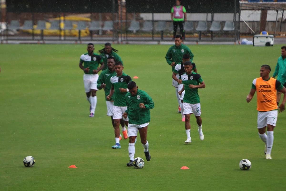 Jugadores del Marathón realizando ejercicios de calentamiento.