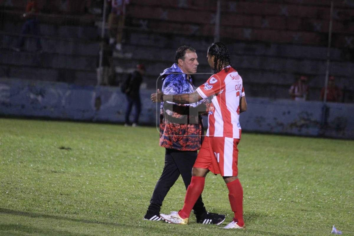 Carlos Peña saludó a su entrenador, el portugués Fernando Mira tras el fin del juego.