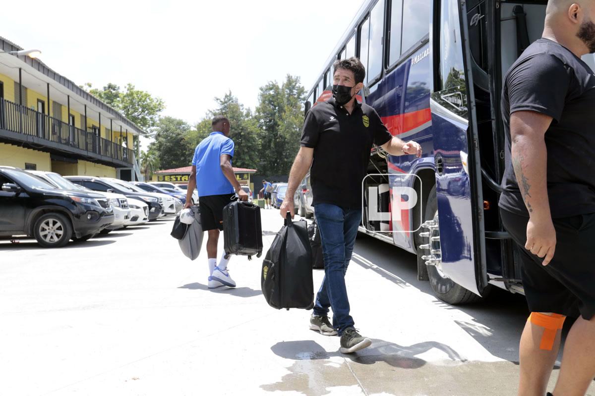 Héctor Vargas antes del salir de la sede del Real España rumbo a Nicaragua.