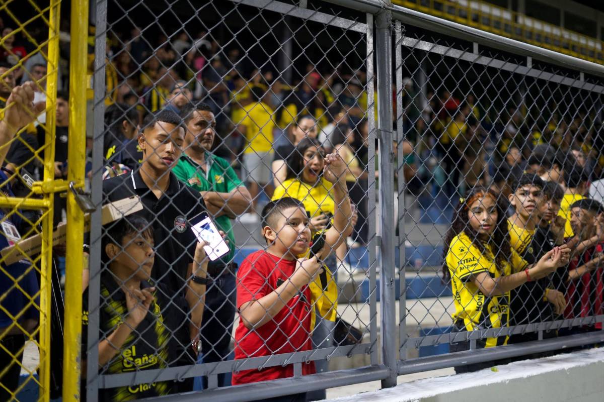 Futbolista sorprende a su bella novia, beso, fiesta del Real España y susto