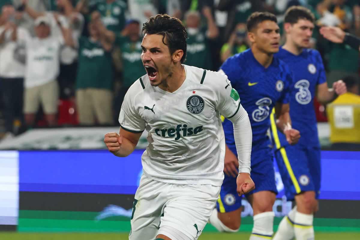 Raphael Veiga gritando su gol para el empate del Palmeiras.