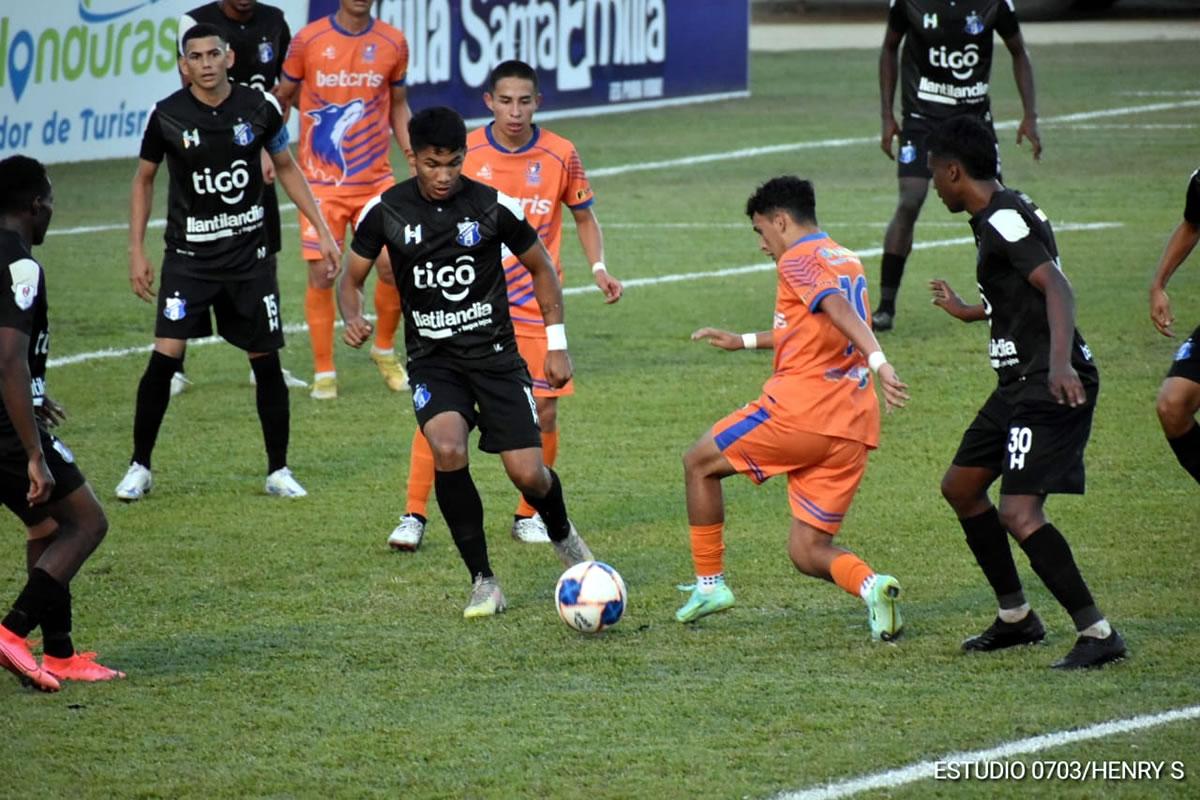 Rembrandt Flores entrando al área, marcado por la defensa progreseña.