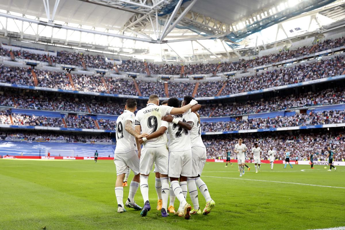 El Bernabéu disfrutó con los goles de su equipo ante Almería.