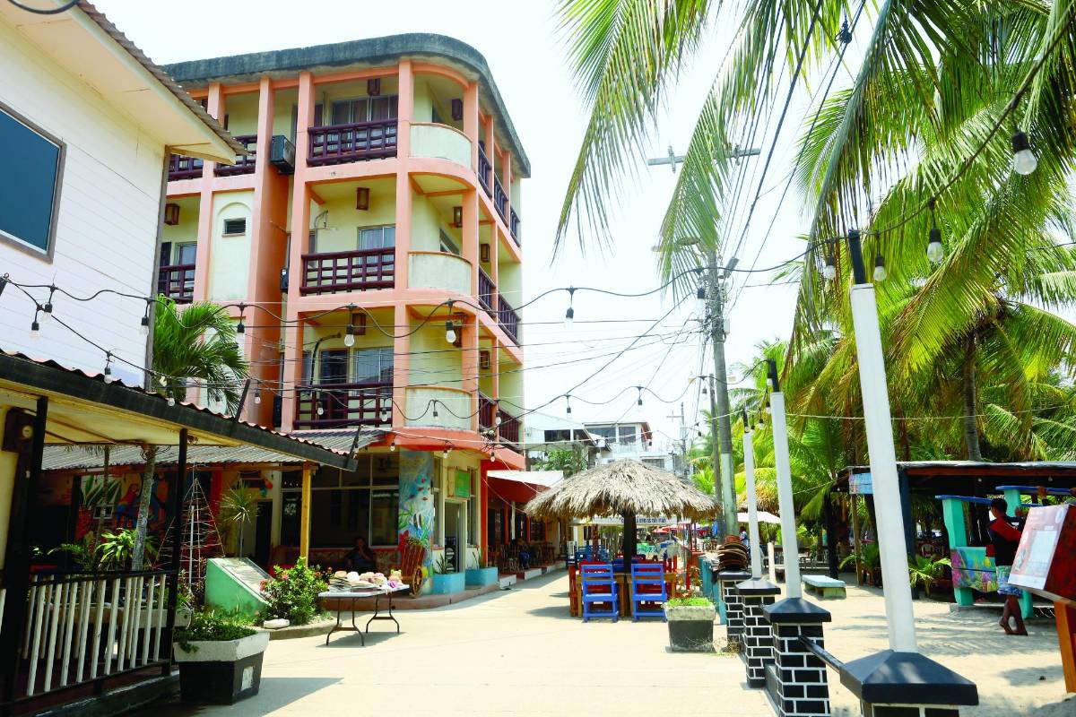 En los alrededores, hay decenas de pequeños negocios de diferentes tipos de comida.