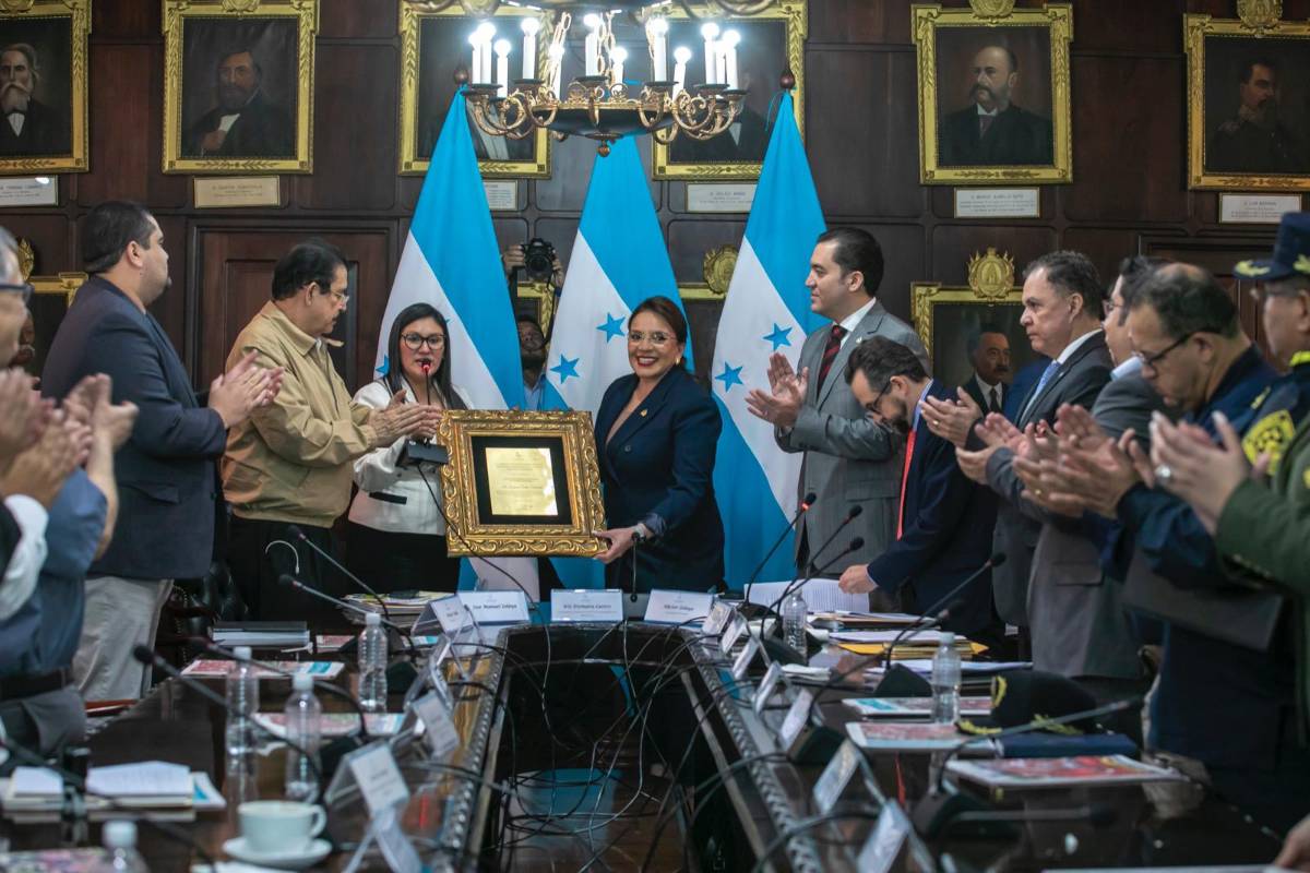 Xiomara Castro recibe reconocimiento en la reunión de consejo de ministros.
