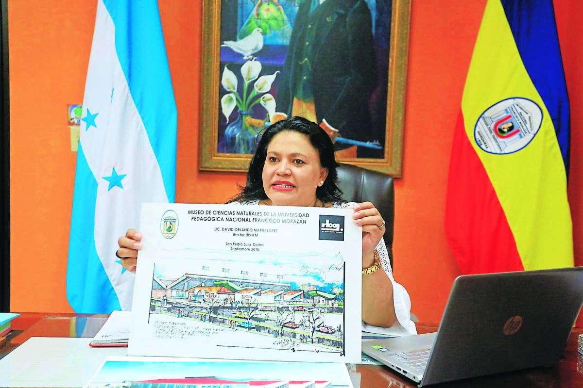 Lexy Medina, directora del centro regional de la UPNFM muestra los planos de la renovación del museo elaborados en 2015.