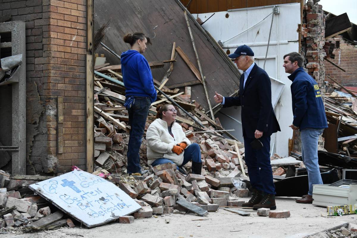 El mandatario estadounidense saludó a los residentes afectados por la devastación de los tornados.