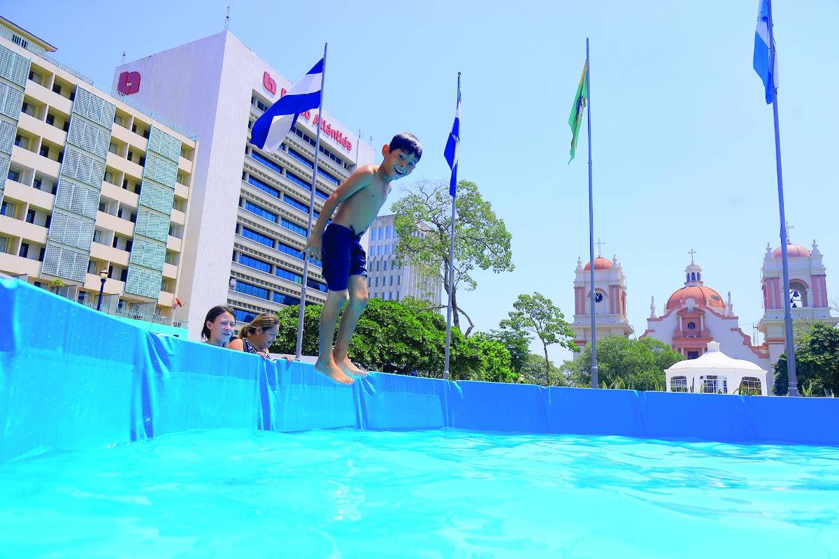 La piscina instalada en el parque central continúa refrescando a los pequeños de la casa, en Aquamundo puede llevar sus alimentos y prepararlos en el lugar.