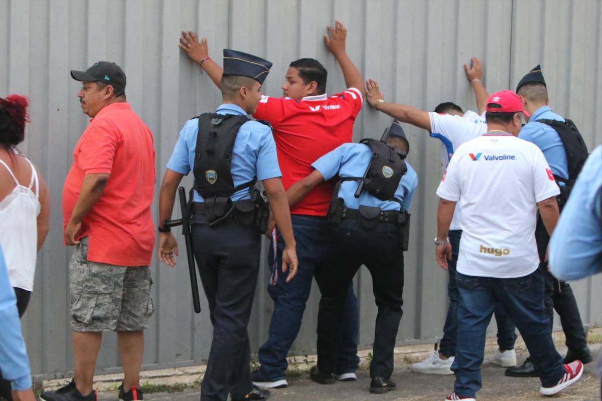 Elementos de la Policía Nacional revisando a los aficionados que ingresan al estadio Carlos Miranda de Comayagua. Por ahora hay un frío ambiente.