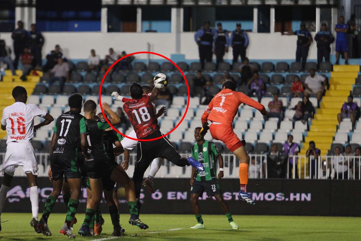 La imagen en la que se observa que el balón impacta en el brazo de Edwin Solani Solano y Edrick Menjívar en posición adelantada.
