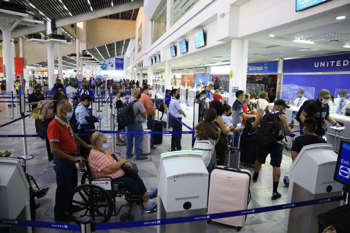 🎒 Probando la mochila viral en los medidores del aeropuerto. Confirma
