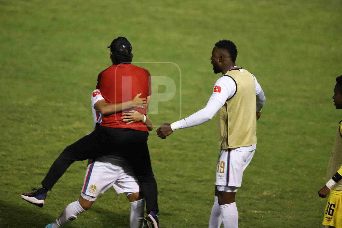 El festejo de Pedro Troglio tras el golazo de Jorge Álvarez.