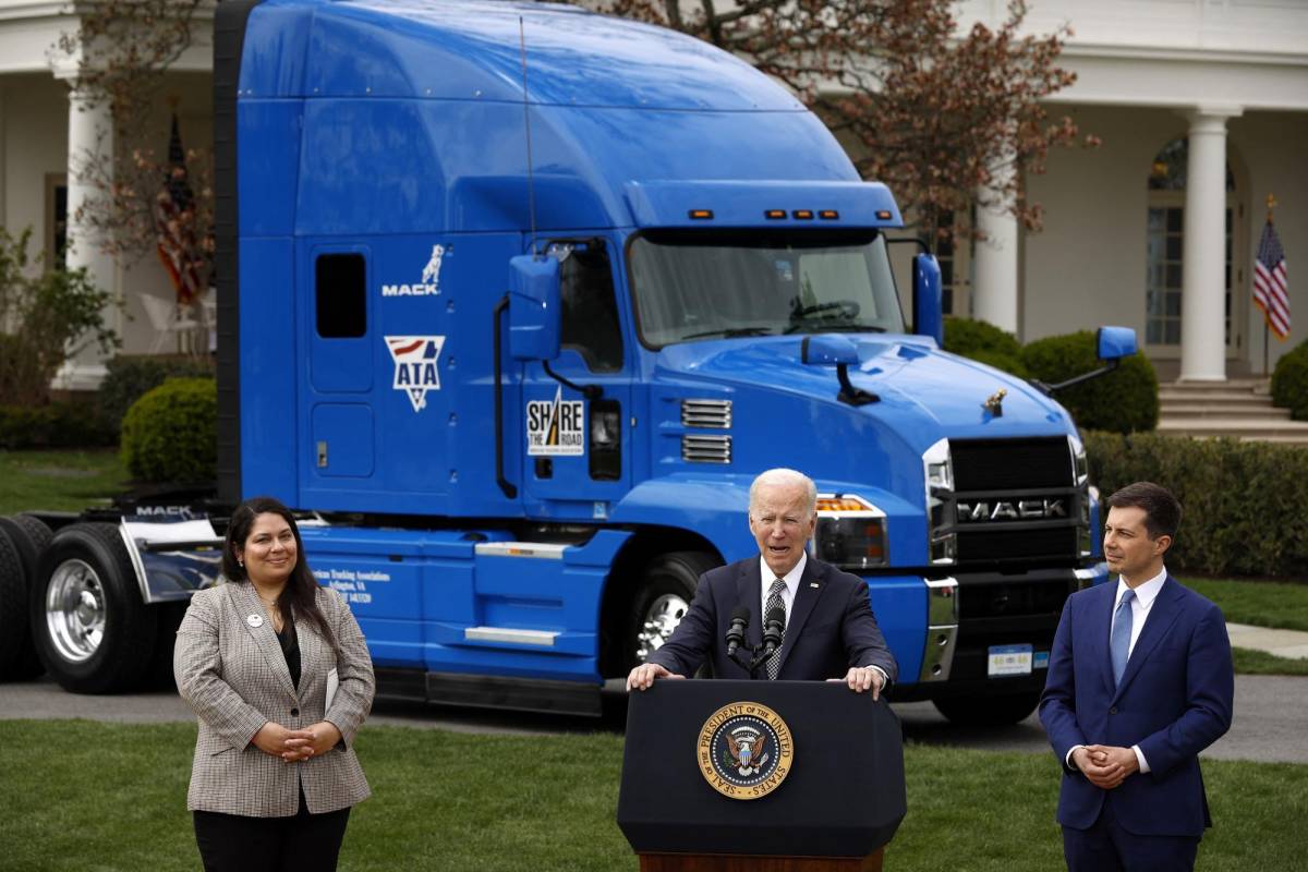Biden anima a más mujeres y latinos a convertirse en camioneros
