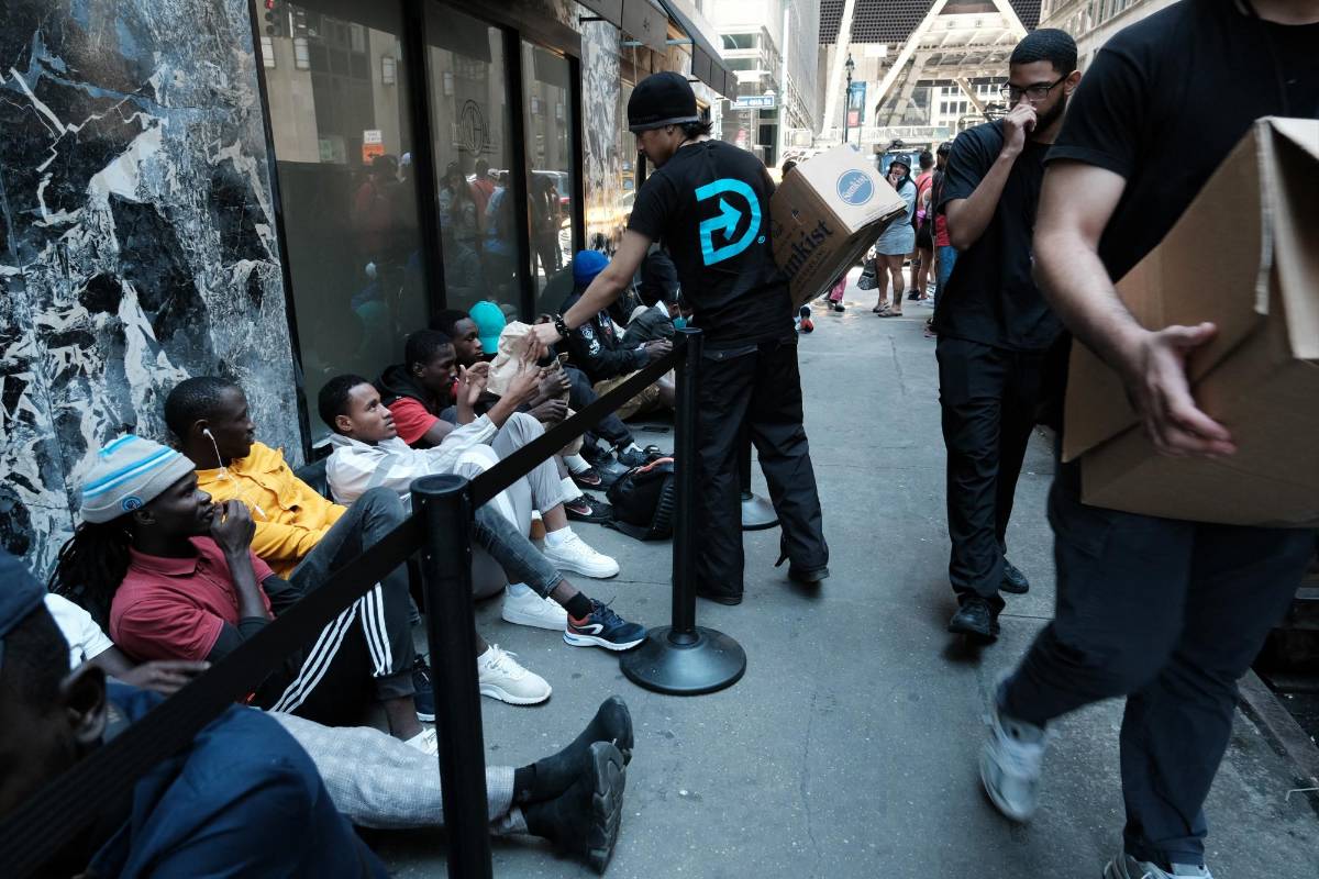 Inmigrantes recién llegados buscan albergue y trabajo en Nueva York
