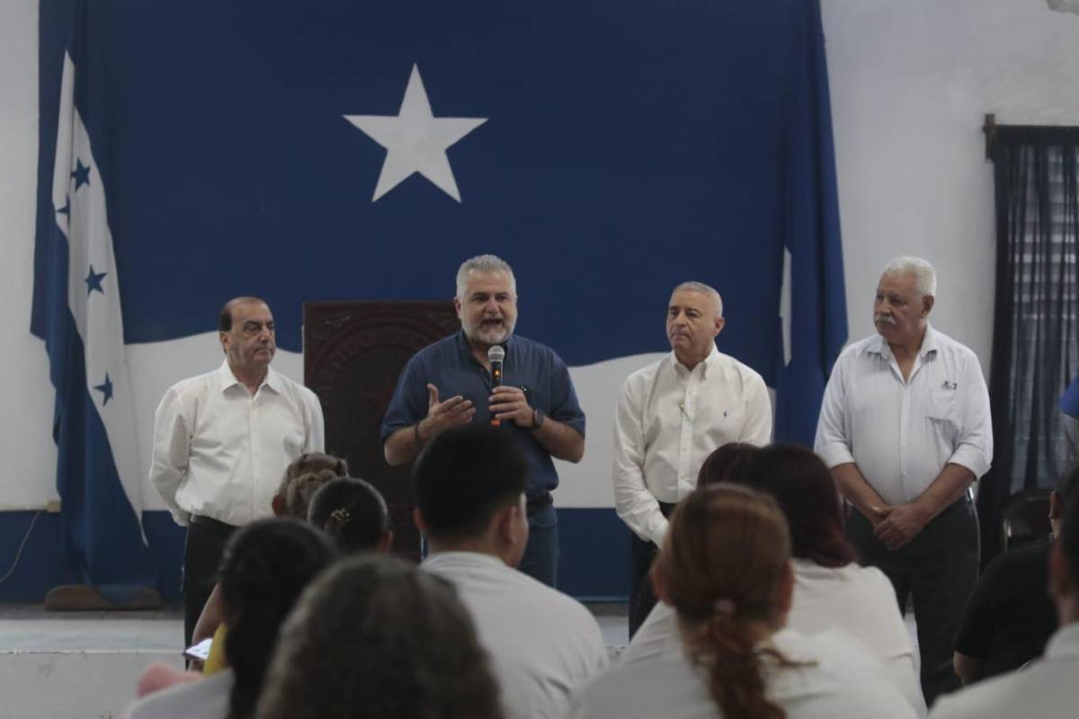 Asfura cumple promesa y entrega ayuda a afectados por incendio en mercado Medina